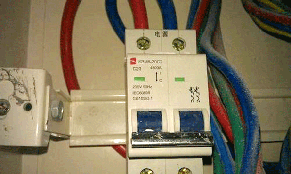 漏電保護(hù)裝置是造成西安西瑪電機(jī)頻繁燒毀的原因。