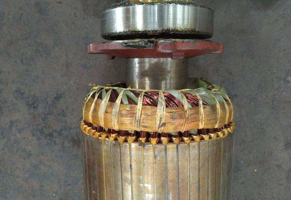 西安電機(jī)廠技術(shù)員關(guān)于高壓電機(jī)端部捆扎的重要性分析。