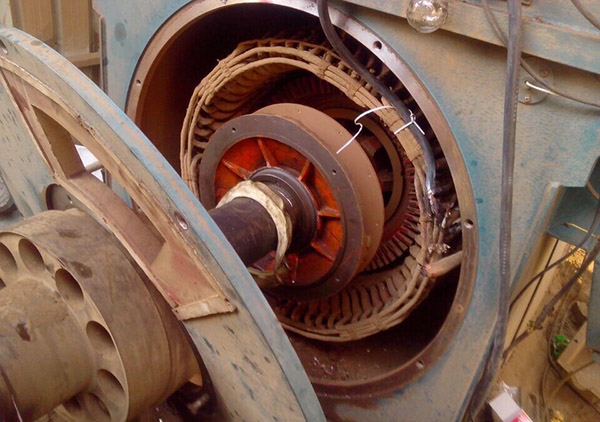 一臺(tái)正在西安西瑪電機(jī)車間大修的高壓電機(jī) 一臺(tái)正在西安西瑪電機(jī)車間大修的高壓電機(jī)